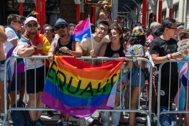 Güneşli bir sabahta Onur Yürüyüşü 'nde bir kalabalık