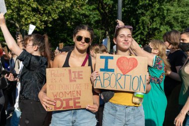 Washington Square Park, New York, 6-24-2022. Protestocular, Anayasa Mahkemesi 'nin Roe-Wade davasını geri çevirmesi üzerine ellerinde karton levhalar tutuyorlar.