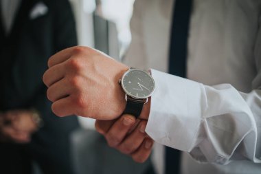 Bosna-Hersek 'in Saraybosna kentinde resmi bir iş konseptine sahip lüks bir saat takan bir adamın yakın plan fotoğrafı