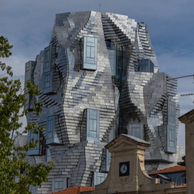 Atölye parkındaki Luma Arles kulesinin modern mimarisi.