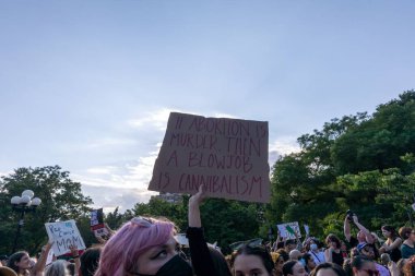 Washington Square Park 'ta yürüyüş yapan protestocular, Anayasa Mahkemesi' nin Roe v. Wade davasını bozmasının ardından...
