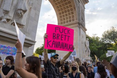 Yüksek Mahkeme Roe ve Wade 'in davasını bozduktan sonra insanlar New York' ta protesto ediyor.