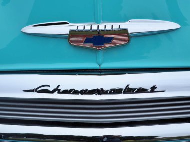 Mavi Chevrolet klasik araba logosunun yakın çekim görüntüsü