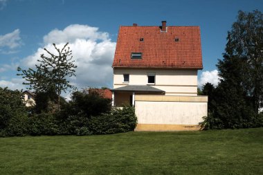 Kırmızı çatılı güzel bir ev.