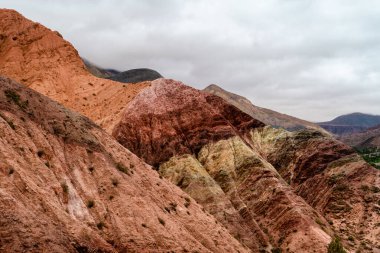 Quebrada de Humahuaca 'nın kuzeybatı Arjantin' deki Jujuy eyaletinde güzel bir manzarası var.