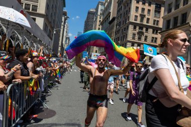 Güneşli bir sabahta Onur Yürüyüşü 'nde bir kalabalık