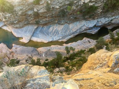 Büyük kanyonlardan akan bir nehrin havadan görünüşü.