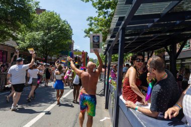 New York 'taki Onur Yürüyüşü' nde bir sürü genç insan var.