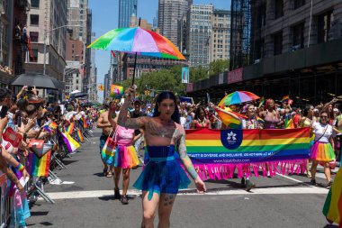 İnsanlar NYC Onur Yürüyüşü 'ne katılıyor.