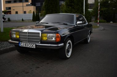 Romanya 'nın Cluj kentinde sokakta eski siyah bir Mercedes Benz