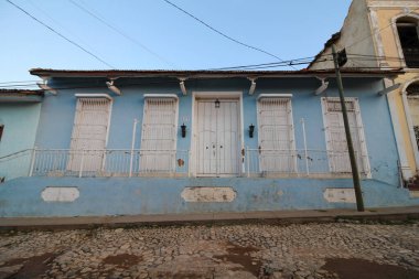 Trinidad 'da mavi gökyüzünün altındaki renkli bir binanın güzel manzarası.
