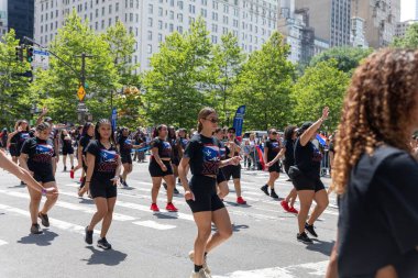 Manhattan sokaklarında büyük bir kalabalık dans ediyor ve Porto Riko Günü Geçidi 'ni kutluyor.