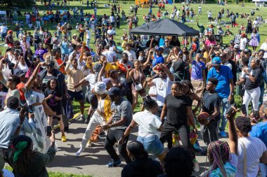 Güneşli bir günde Prospect Park Brooklyn 'de düzenlenen 13. Haziran kutlamasında bir kalabalık.
