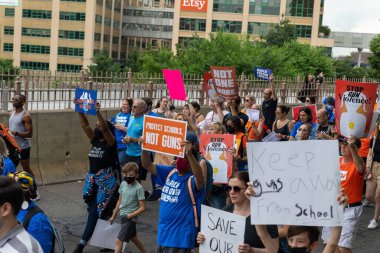 Silahları protesto eden büyük bir kalabalık. Brooklyn 'deki Cadman Plaza' dan Brooklyn Köprüsü üzerinden New York 'a yürüyorum.