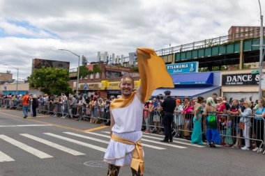 Brooklyn sokaklarındaki kalabalık Coney Adası Deniz Kızı Geçidi 'nin 40. yıldönümünü kutluyor.