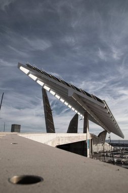 İspanya 'nın Barcelona kentindeki Liman Limanı Marina' da çekilmiş güzel bir güneş paneli.