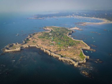 Sindhudurg kalesinin bir adada havadan çekilmiş fotoğrafı.