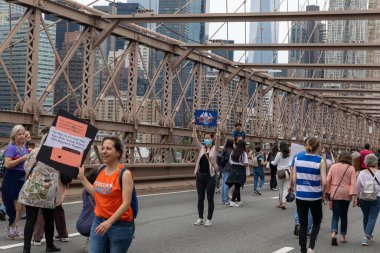 Silahları protesto eden büyük bir kalabalık. Brooklyn 'deki Cadman Plaza' dan Brooklyn Köprüsü üzerinden New York 'a yürüyorum.