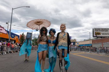 Brooklyn sokaklarındaki kalabalık Coney Adası Deniz Kızı Geçidi 'nin 40. yıldönümünü kutluyor.