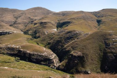 Gökyüzüne karşı yeşil çimlerle kaplı güzel bir gökyüzü manzarası.