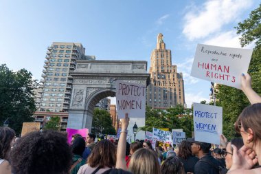 Washington Square Park 'ta yürüyüş yapan protestocular, Anayasa Mahkemesi' nin Roe v. Wade davasını bozmasının ardından...