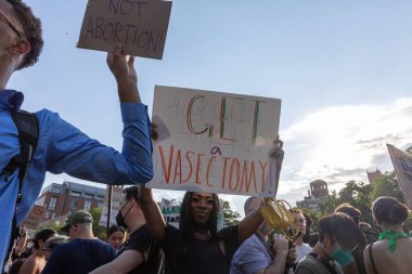 Washington Square Park 'ta yürüyüş yapan protestocular, Anayasa Mahkemesi' nin Roe v. Wade davasını bozmasının ardından...
