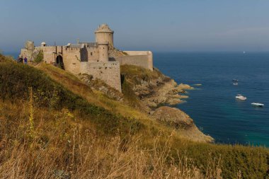 La Roche Goyon Kalesi 'nin (La Latte Kalesi) yarımadada güzel bir manzarası vardır. Fransız sahillerinde popüler seyahat.