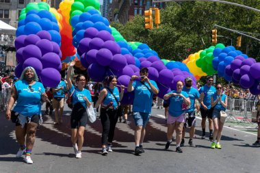 New York City, ABD 'de 2022 sayılı Onur Yürüyüşü' nü kutlayan insanlar