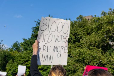 Washington Square Park 'ta yürüyüş yapan protestocular, Anayasa Mahkemesi' nin Roe v. Wade davasını bozmasının ardından...