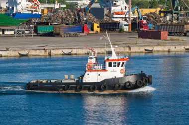 Römorkör, küçük, güçlü bir tekne mavnaları itmek ya da çekmek için ya da büyük gemileri, küçük bir tekneyi manevra etmek için kullanılır. Volos, Yunanistan