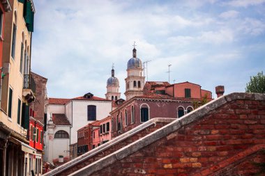 İtalya 'nın Venedik caddesindeki güzel binaların manzarası