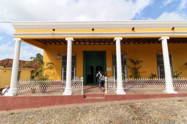 Renkli binaları ve kaldırımlı caddeleri olan Trinidad, Küba 'nın güzel bir koloni manzarası.