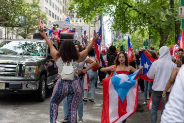 Manhattan sokaklarındaki kalabalık Porto Riko Günü Geçidi 'ni kutluyor.