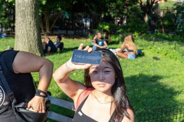Washington Square Park, New York, 6-24-2022. Protestocular, Anayasa Mahkemesi 'nin Roe-Wade davasını geri çevirmesi üzerine ellerinde karton levhalar tutuyorlar.