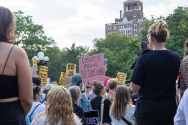 Yüksek Mahkeme Roe ve Wade 'in davasını bozduktan sonra insanlar New York' ta protesto ediyor.