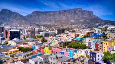 Güney Afrika 'daki Cape Town' da Masa Dağı 'nın arka planında Bo-Kaap bölgesinin güzel bir manzarası.