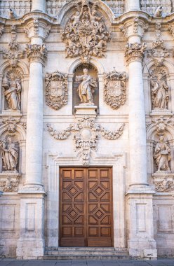 İspanya Valladolid Üniversitesi 'nin görkemli ve süslü bir 18. yüzyıl barok tarzı kapısı.