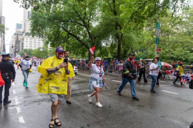 İnsanlar New York 'ta Porto Riko Günü Geçidi' ni kutluyorlar.