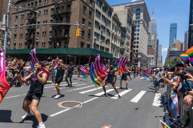 New York City, ABD 'de 2022 sayılı Onur Yürüyüşü' nü kutlayan insanlar