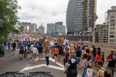 Silahları protesto eden büyük bir kalabalık. Brooklyn 'deki Cadman Plaza' dan Brooklyn Köprüsü üzerinden New York 'a yürüyorum.