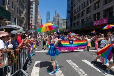 İnsanlar NYC Onur Yürüyüşü 'ne katılıyor.