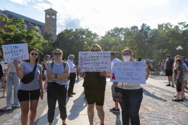 Washington Square Park, New York, 6-24-2022. Protestocular, Anayasa Mahkemesi 'nin Roe-Wade davasını geri çevirmesi üzerine ellerinde karton levhalar tutuyorlar.