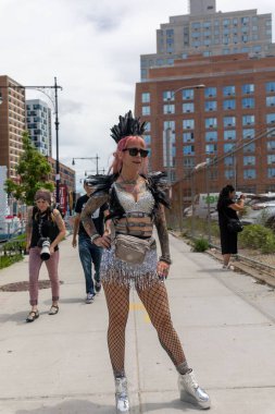 Coney Adası 'ndaki 40. Geleneksel Denizkızı Geçidi için giyinmiş bir kadının dikey çekimi.