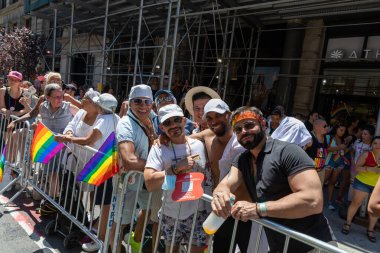 New York 'taki Onur Yürüyüşü' nde bir sürü genç insan var.