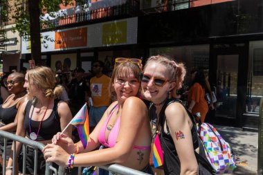 New York 'taki Onur Yürüyüşü' nde bir sürü genç insan var.