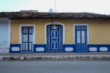 Trinidad 'da mavi gökyüzünün altındaki renkli bir binanın güzel manzarası.