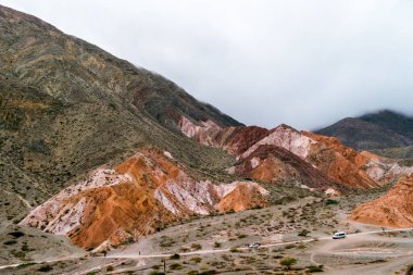Quebrada de Humahuaca 'nın kuzeybatı Arjantin' deki Jujuy eyaletinde güzel bir manzarası var.