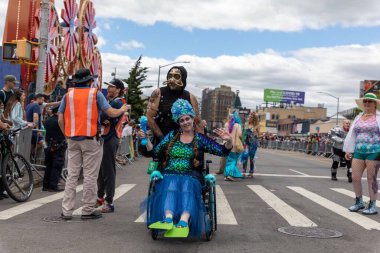 Brooklyn sokaklarındaki kalabalık Coney Adası Deniz Kızı Geçidi 'nin 40. yıldönümünü kutluyor.