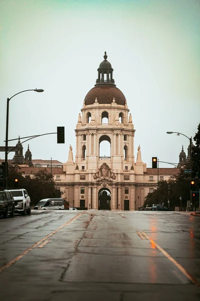 Eine Vertikale Aufnahme Des Rathauses Von Pasadena Einem Bewölkten Tag — Stockfoto