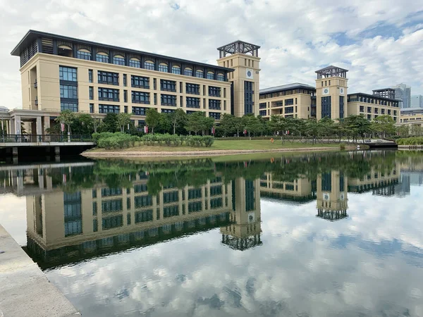 Makao Üniversitesi Çin Deki Bir Gölete Yansıyor — Stok fotoğraf